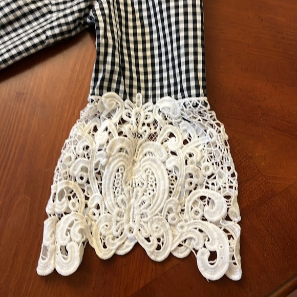Liz Claiborne Women’s Black & White Gingham Blouse with White Lace Sleeves PM - Picture 4 of 8